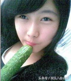 美女在湖边吃瓜,夏日风情尽收眼底