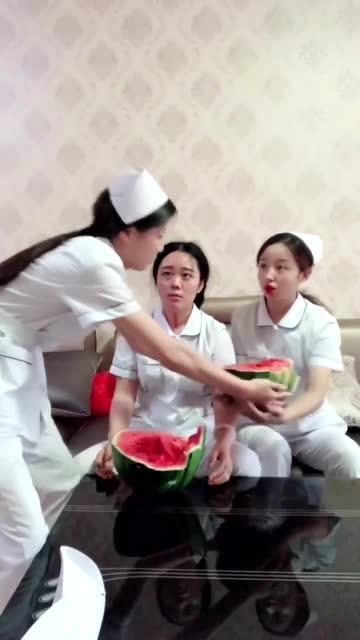 护士小姐姐吃瓜,护士小姐姐的瓜田奇遇记